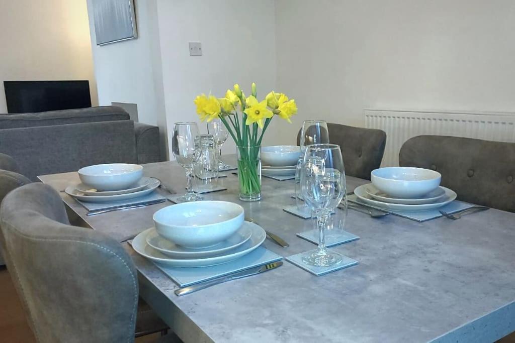 2 Bedroom City Centre Duplex Apt プレストン エクステリア 写真